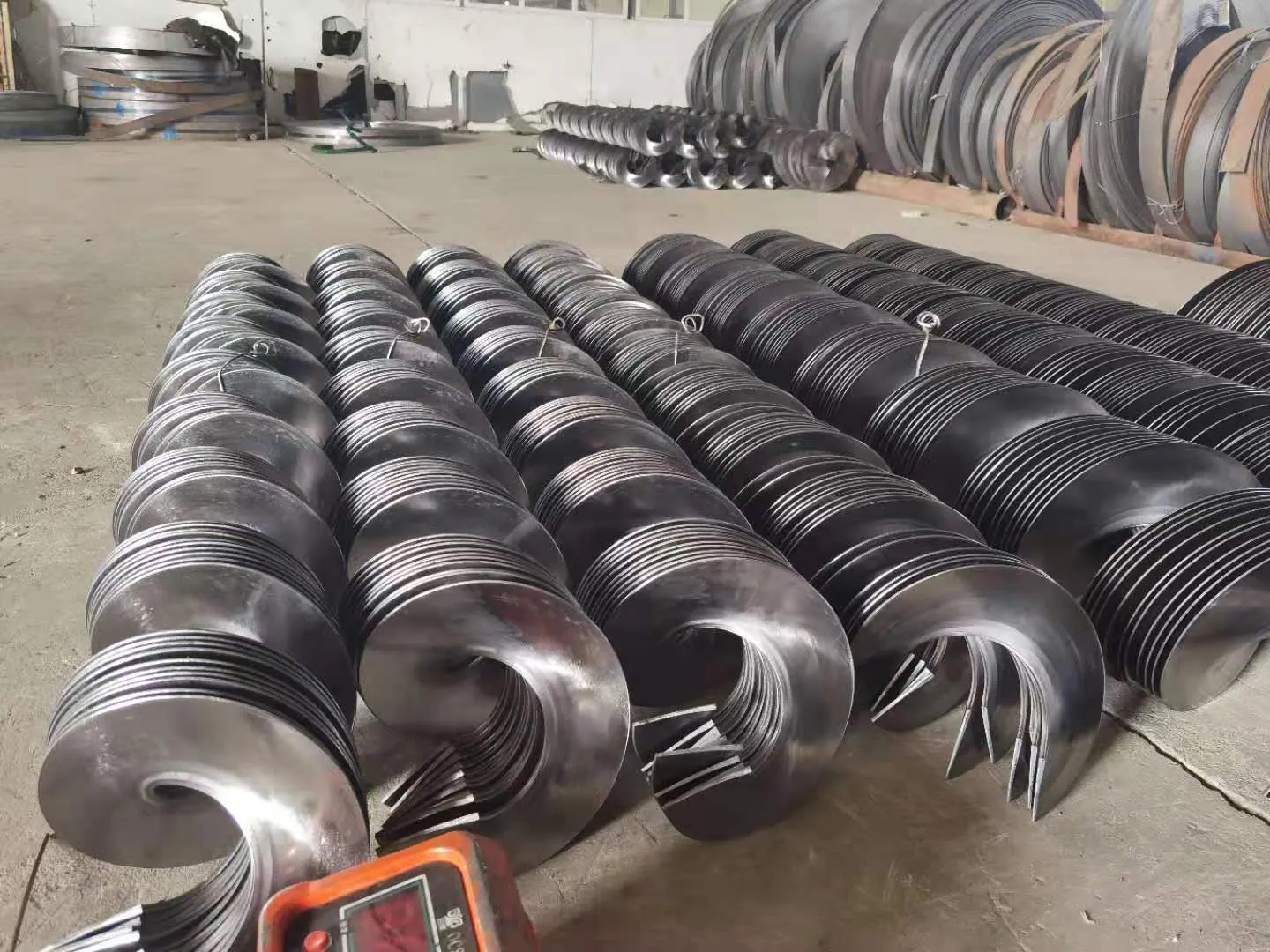 Cold-rolled continuous screw flights in the workshop Cold-rolled continuous screw flights in the workshop