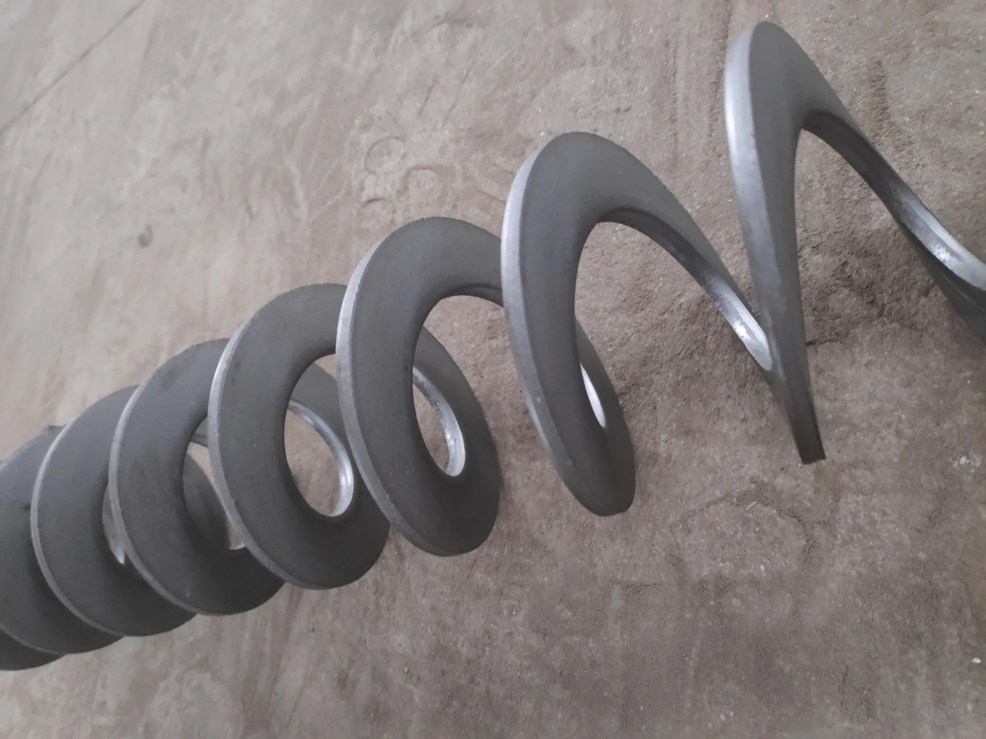 Matched screw flights for a twin-screw mixing arrangement