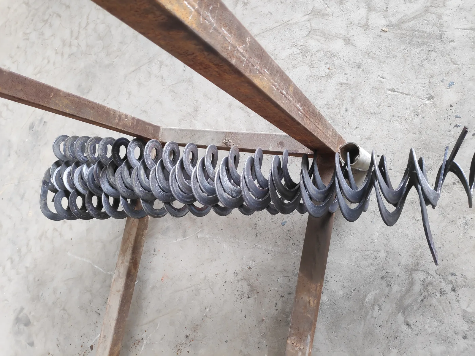 Rounded-edge helical flight pieces arranged for inspection Rounded-edge helical flight pieces arranged for inspection