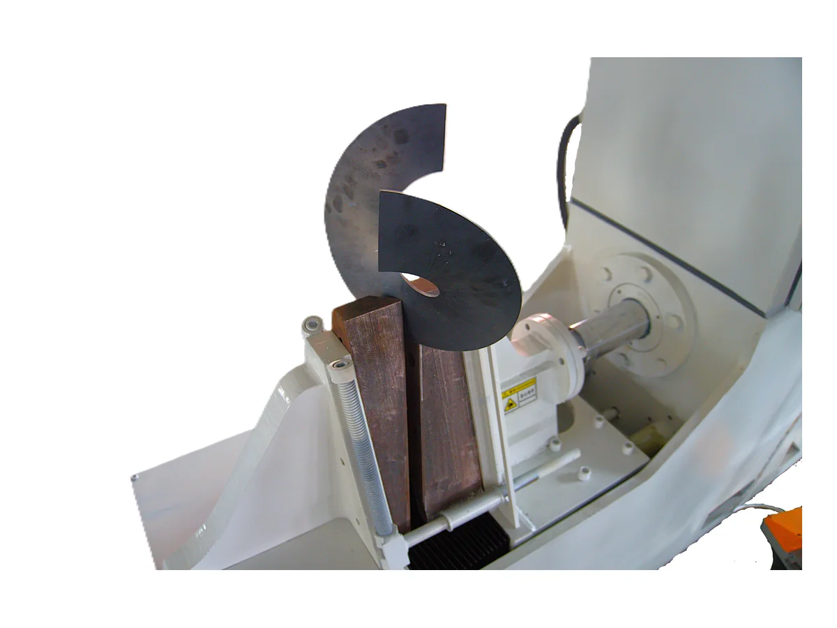 Sectional spiral blade positioned in a hydraulic forming station Sectional spiral blade positioned in a hydraulic forming station