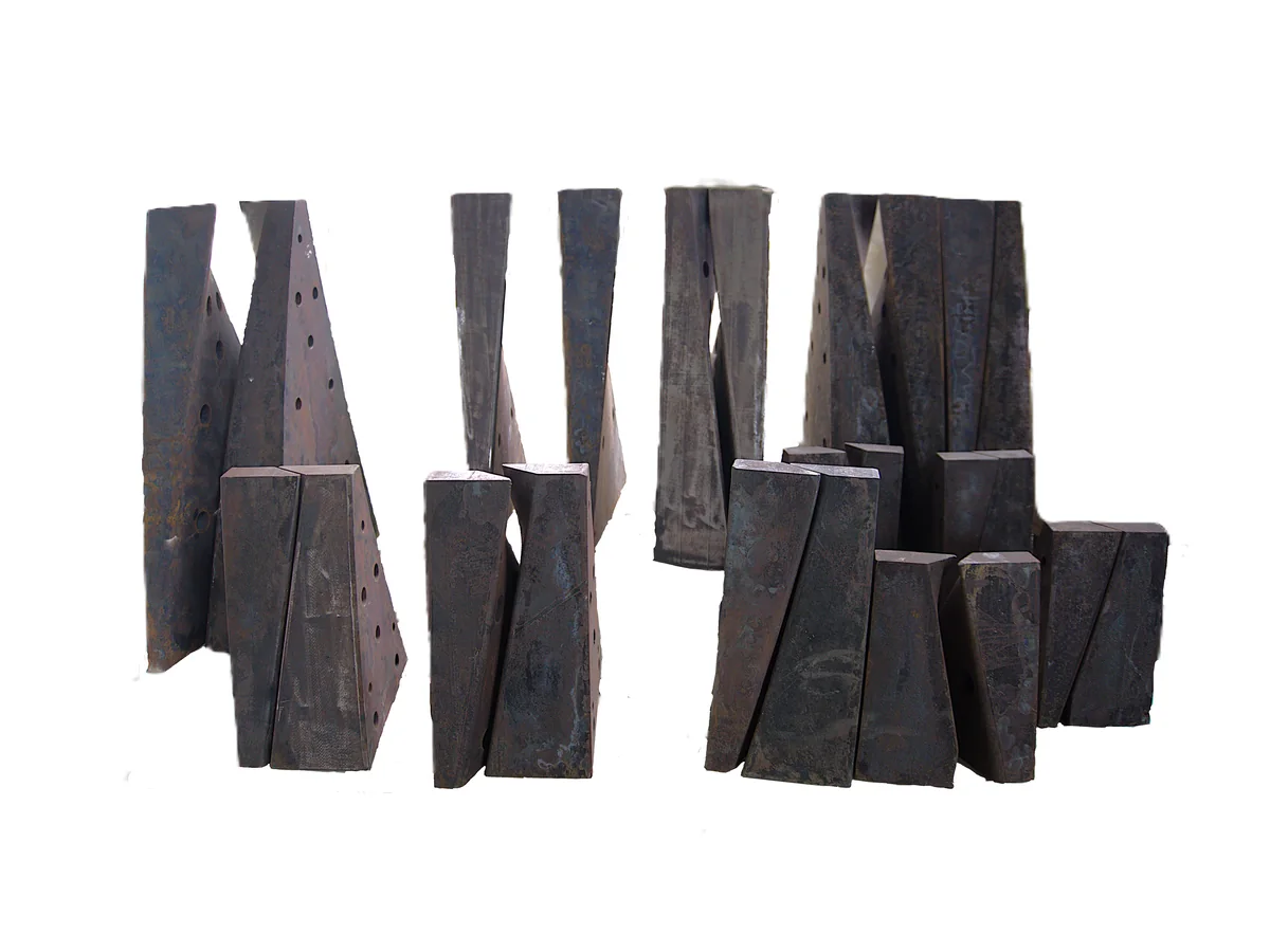 Large forming mould components for sectional flight production Large forming mould components for sectional flight production