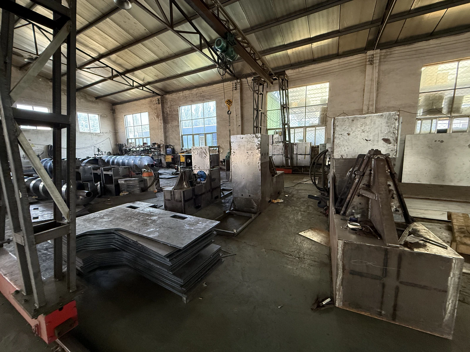 Screw flight cold rolling machine in a factory Screw flight cold rolling machine in a factory