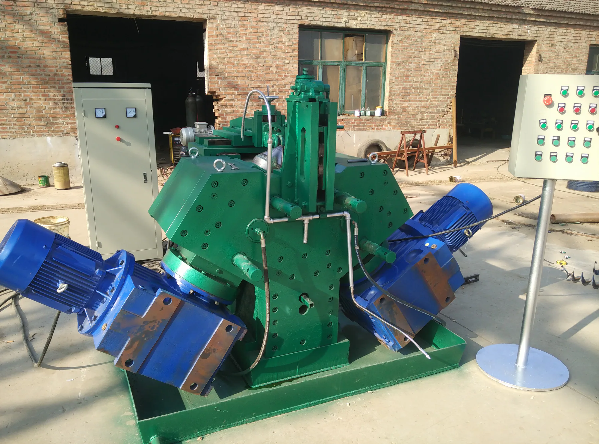 Industrial cold rolling machine designed for manufacturing continuous screw flights