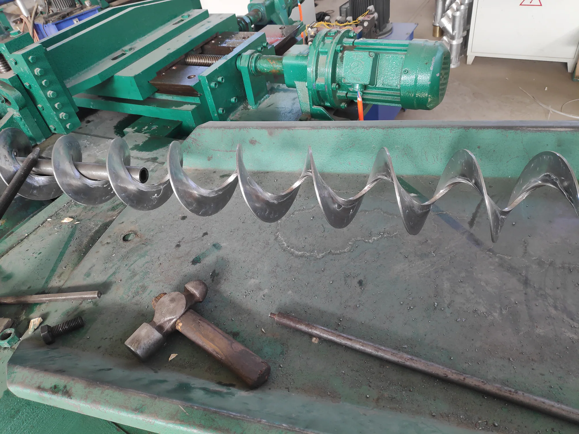HS1306M screw flight cold rolling machine for continuous spiral flight production
