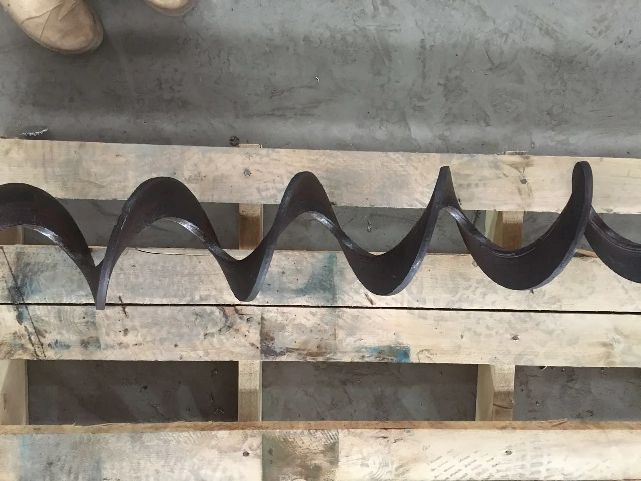 Custom continuous screw flight forming machine with spiral winding technology Custom continuous screw flight forming machine with spiral winding technology