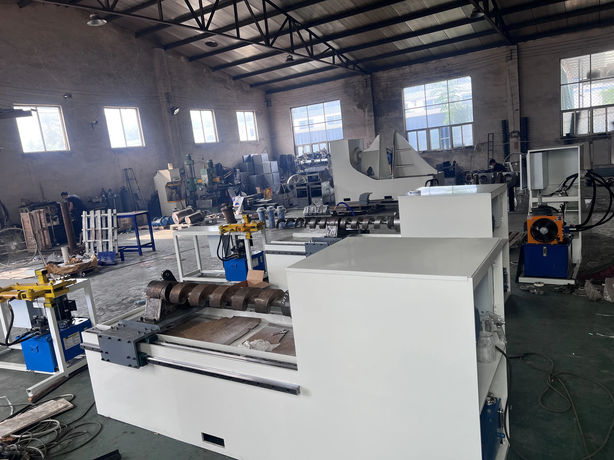Continuous screw flight winding machine Continuous screw flight winding machine