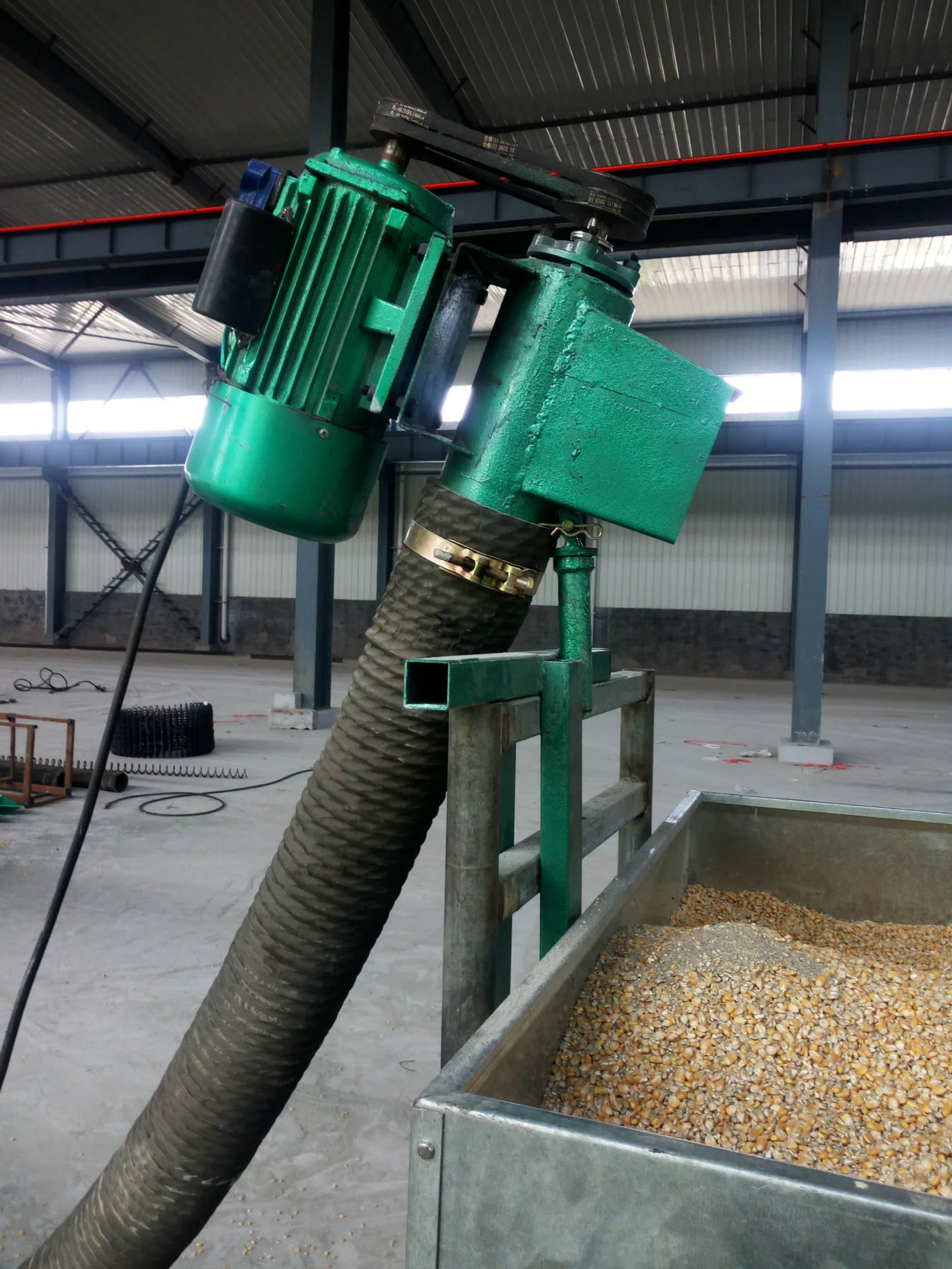 Flexible auger tube assembly with continuous helical screw flight design Flexible auger tube assembly with continuous helical screw flight design