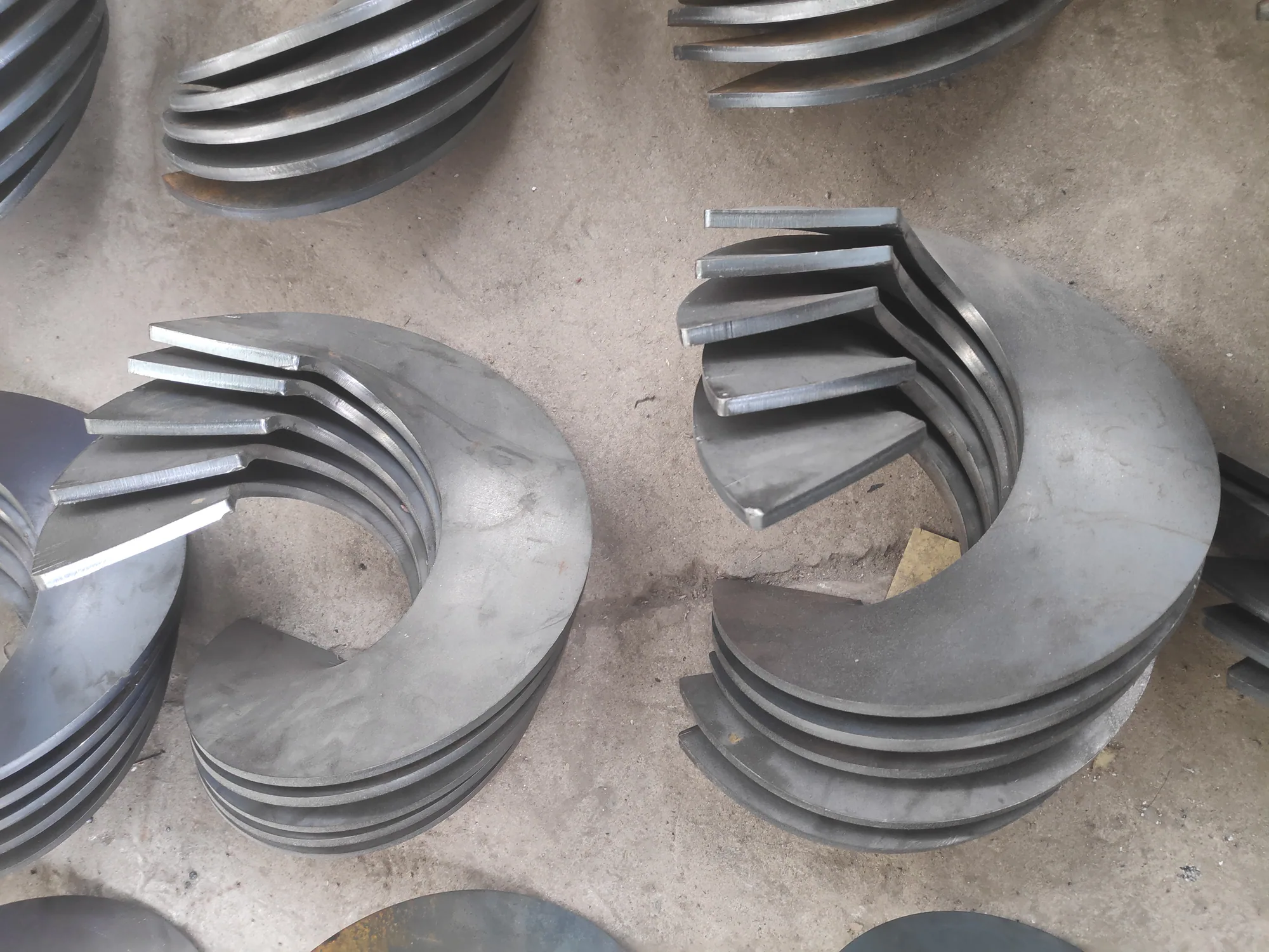 HS800S sectional spiral blade pressing machine for large size helical flight production
