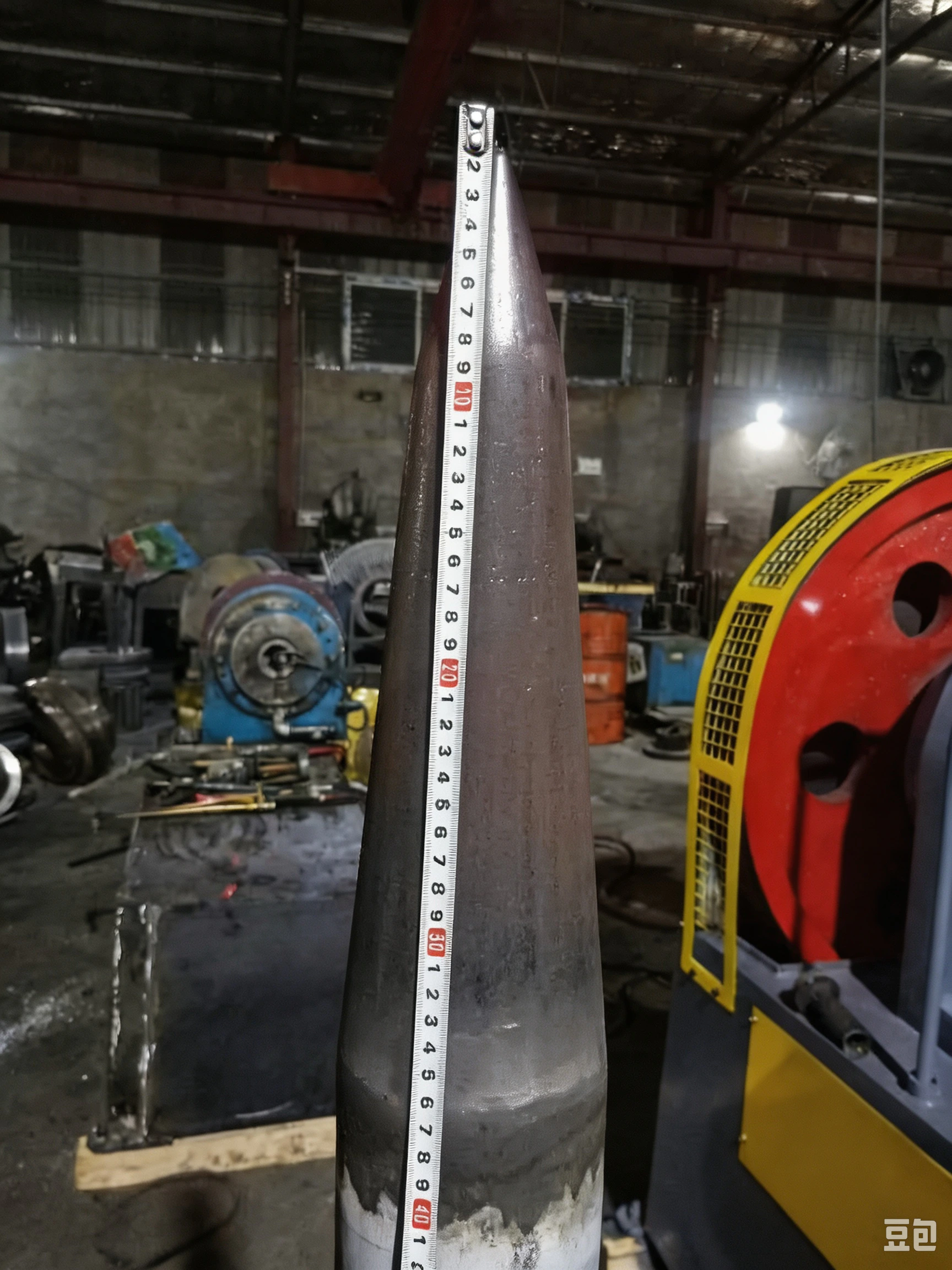 Pipe-end swaging machine configuration Pipe-end swaging machine configuration