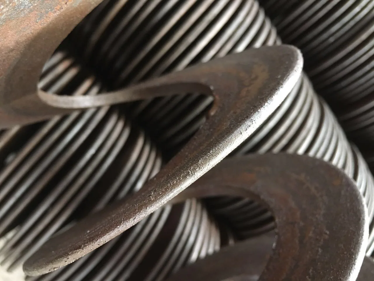Rounded-edge helical flight pieces arranged for inspection Rounded-edge helical flight pieces arranged for inspection