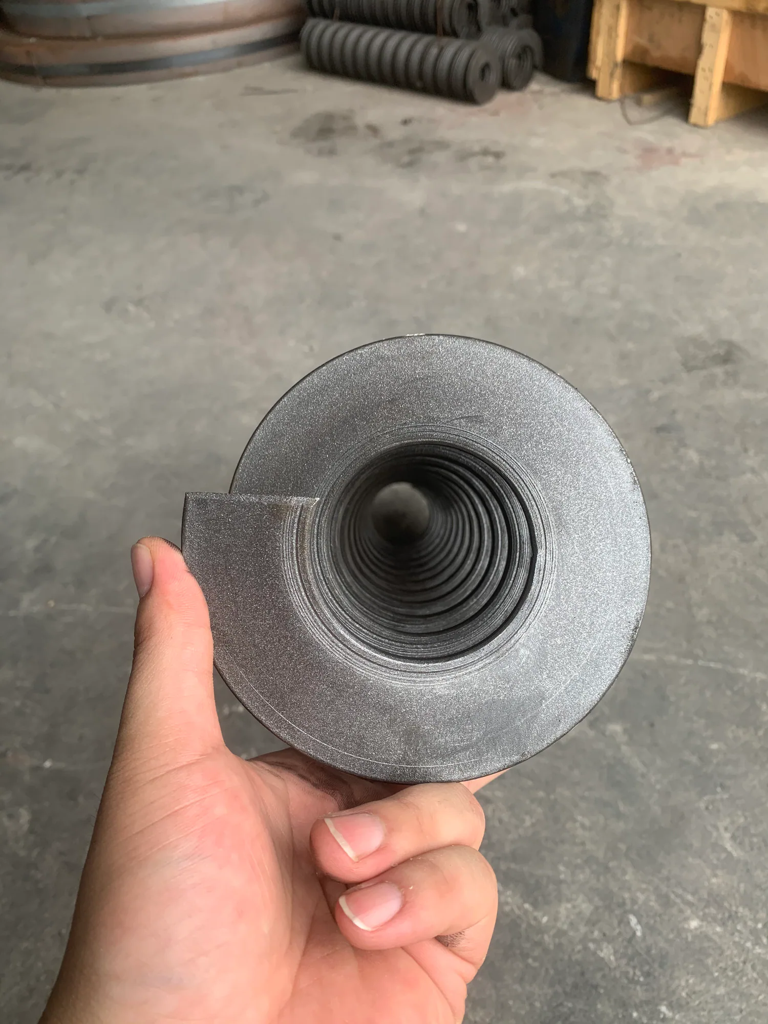 Rounded-edge helical flight pieces arranged for inspection Rounded-edge helical flight pieces arranged for inspection