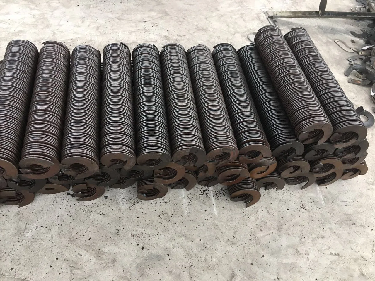 Rounded-edge helical flight pieces arranged for inspection Rounded-edge helical flight pieces arranged for inspection
