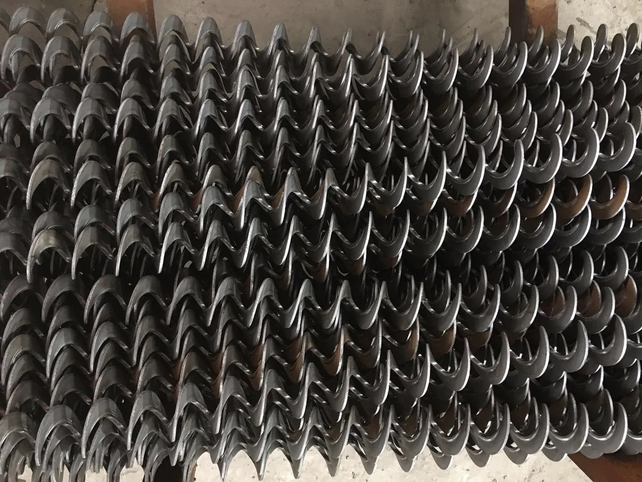 Rounded-edge helical flight pieces arranged for inspection Rounded-edge helical flight pieces arranged for inspection