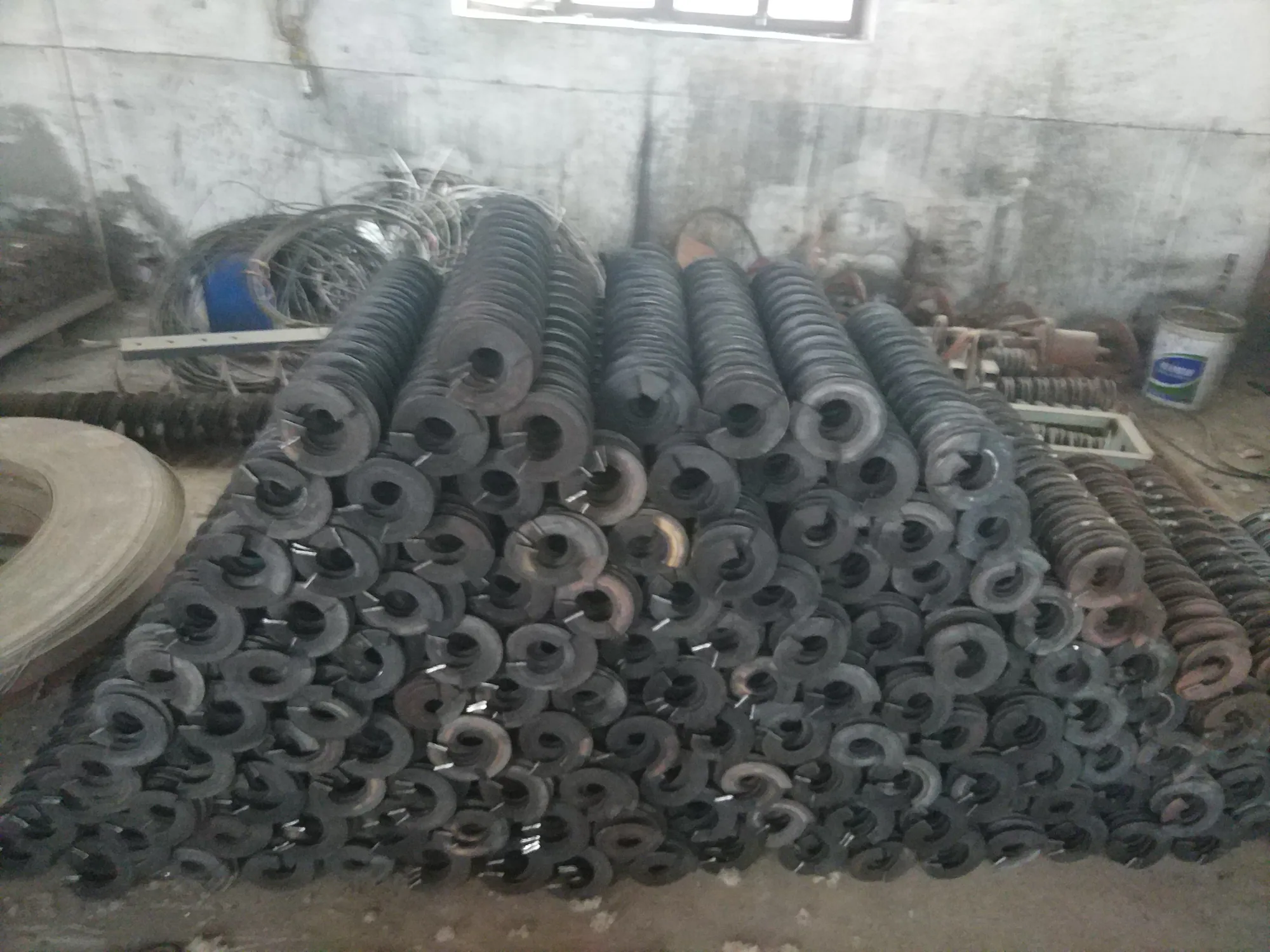 Rounded-edge helical flight pieces arranged for inspection Rounded-edge helical flight pieces arranged for inspection
