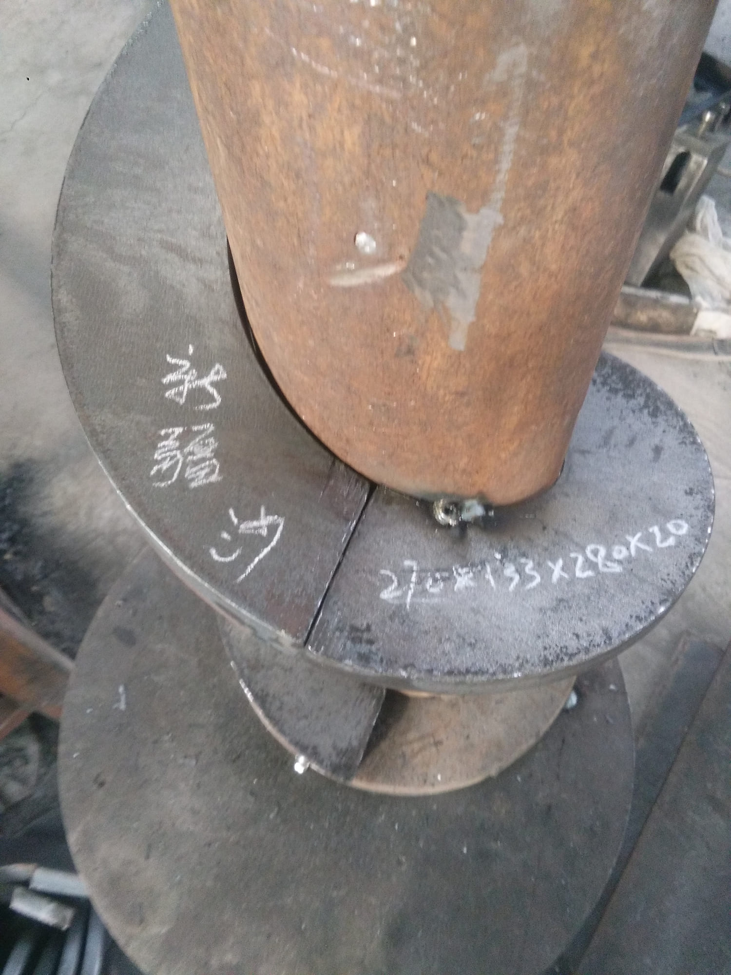 Heavy-duty sectional spiral blade for bulk material handling equipment