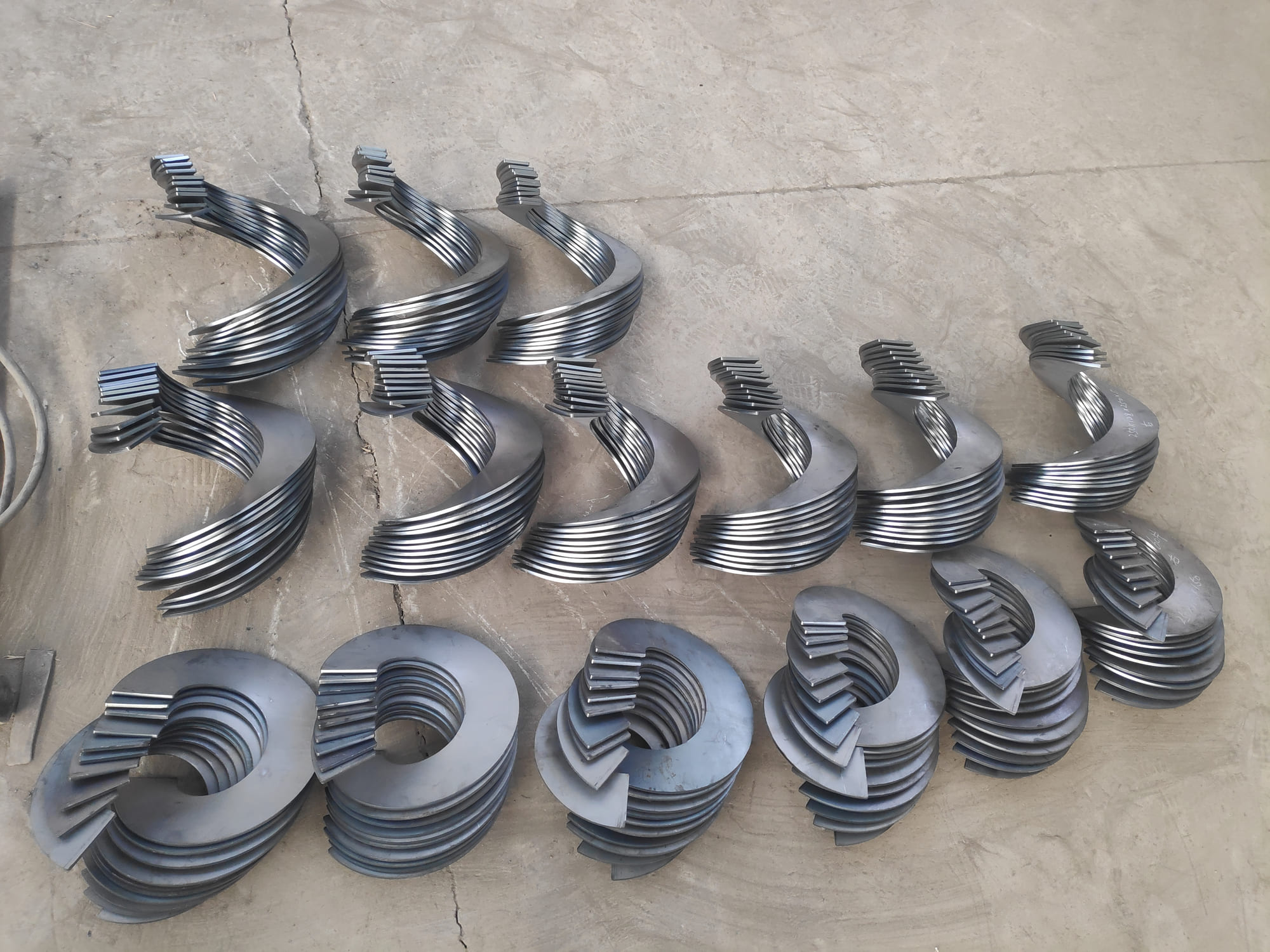 Sectional screw flight segment with custom diameter and pitch