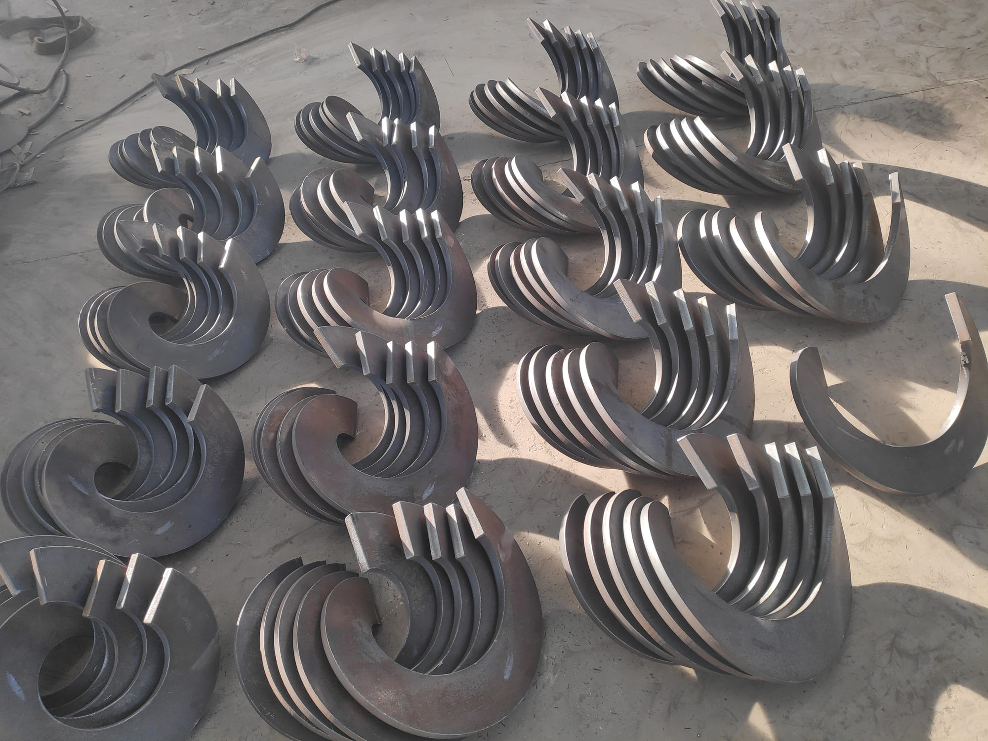 Precision-formed sectional spiral blade for auger manufacturing