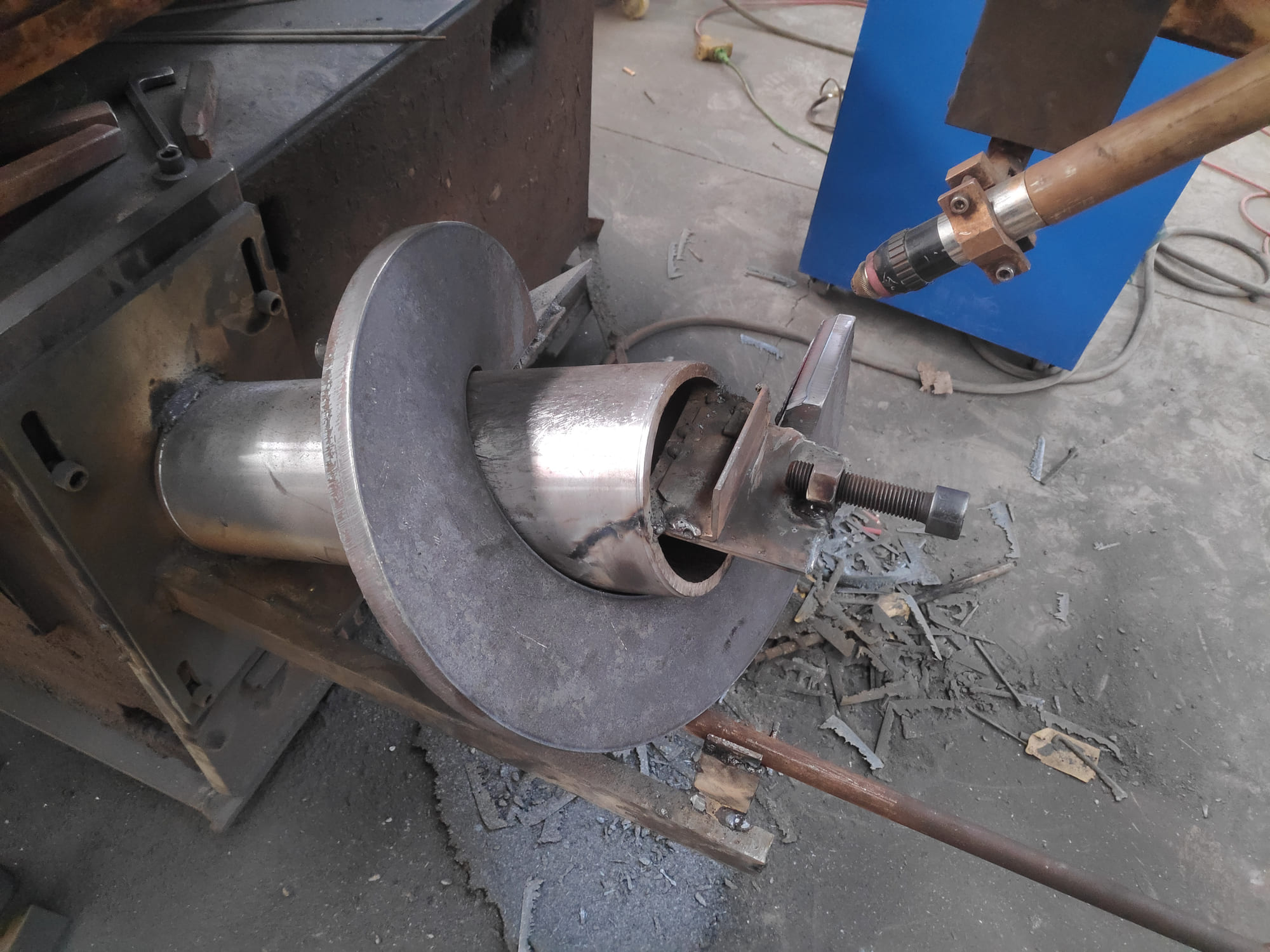 Custom sectional spiral blade for industrial screw conveyor systems