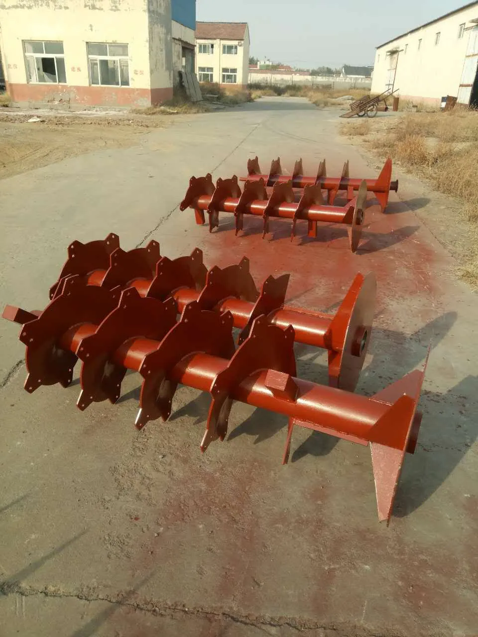 Vertical auger beater for a manure spreader