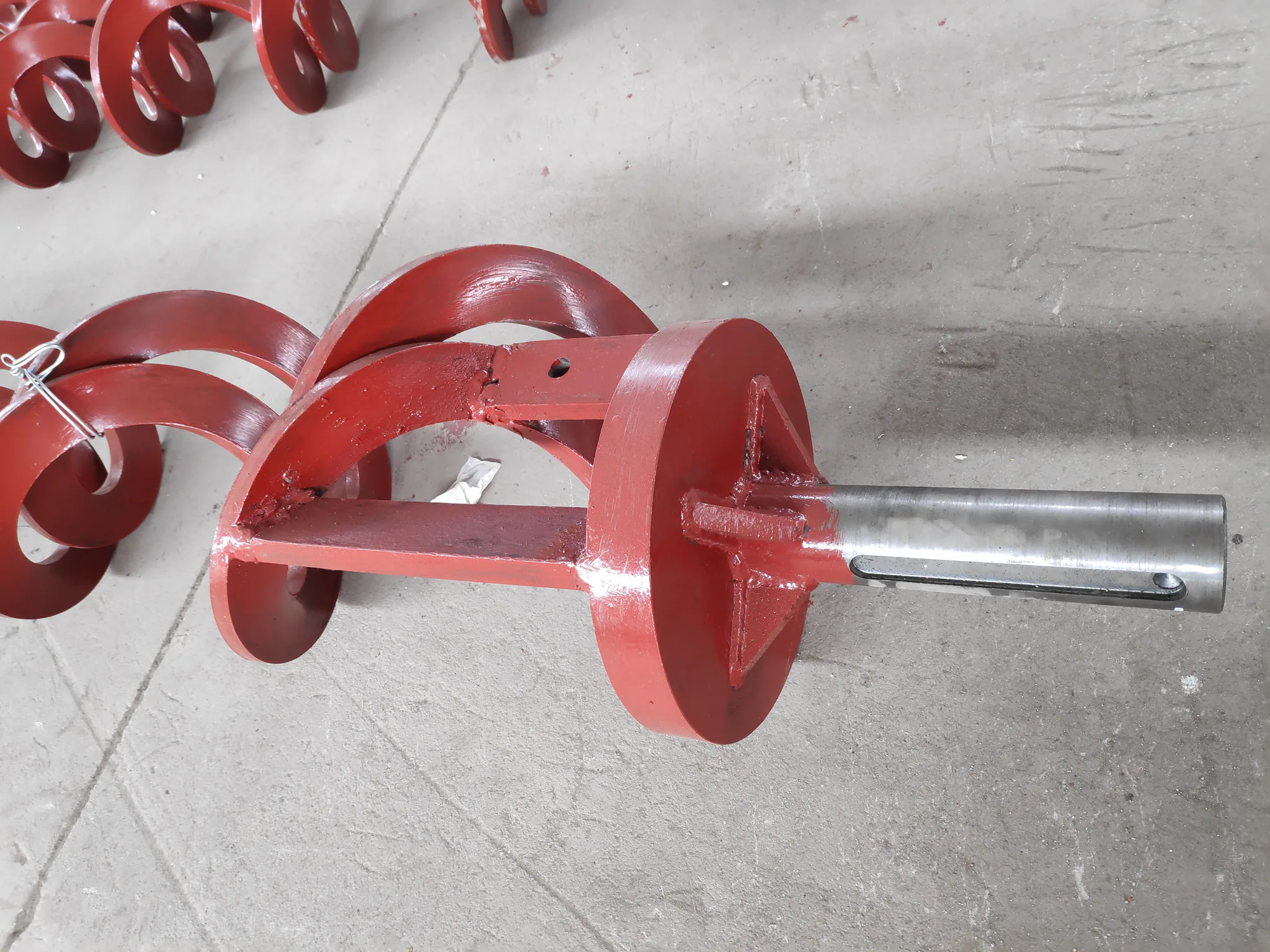 Industrial auger screw assemblies manufactured with continuous spiral flights and shafts Industrial auger screw assemblies manufactured with continuous spiral flights and shafts