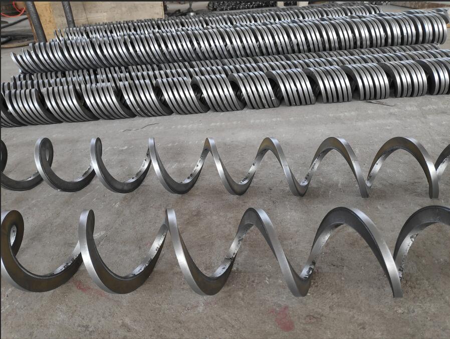 Square-bar flexible auger for industrial bulk material conveying