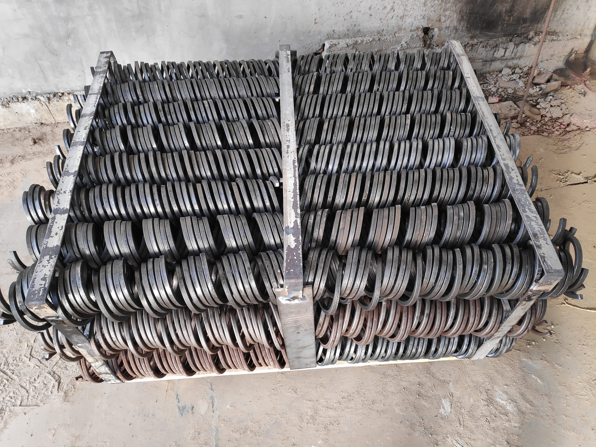Square-bar spiral auger for flexible screw conveyor systems